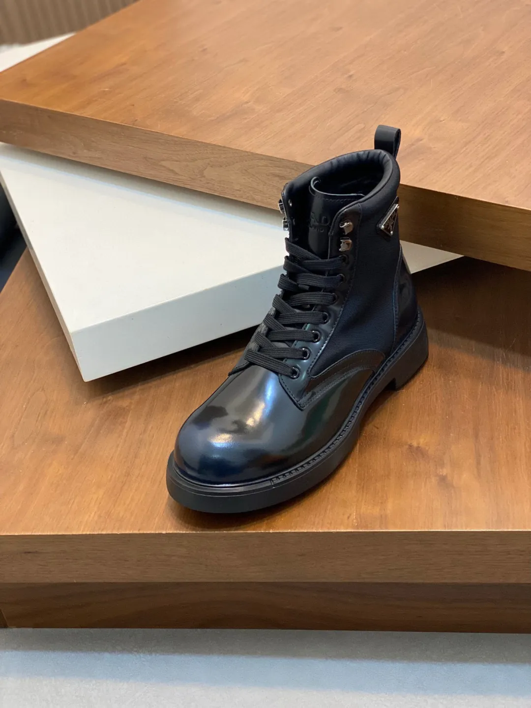 Men's shoes 💰940 PRADA men's latest ultra-light new short wool boots for autumn and winter, two-color blue nylon cowhide leather with eyelets and metal hooks, enameled triangle metal logo, 4m ultra-light serrations Ev a injection rubber concave and convex large particle snowflake pattern anti-slip soles very light and comfortable on the foot Urban modern military boot style design Men's model 39 40 41 42 43 44